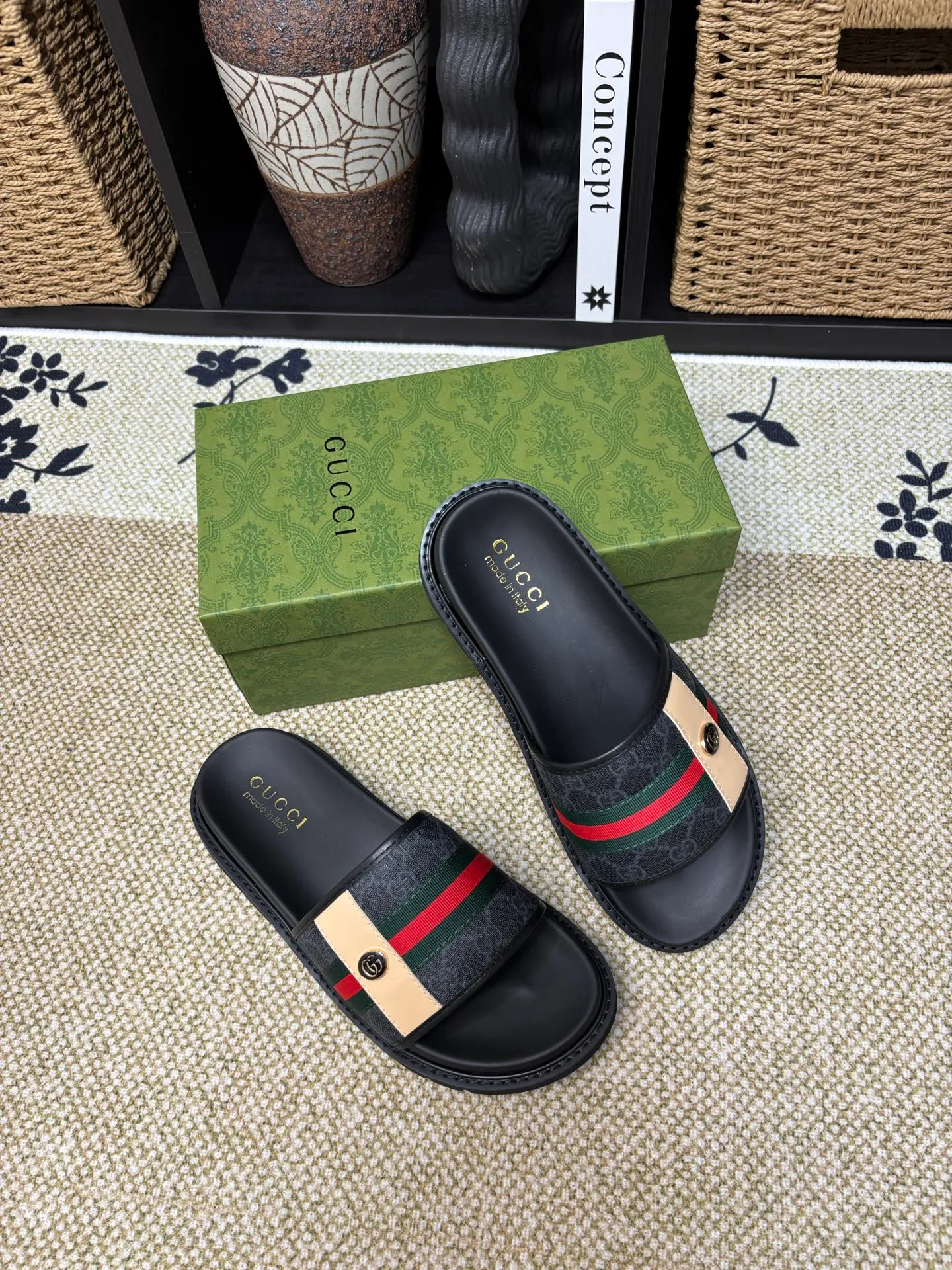 Factory 💰 300 yuan Gucci slippers] high-end men's shoes brand official website 1:1 latest masterpiece: original mold customization, the fabric is made of imported original materials, upgraded outsole, lighter and non-slip. The market's top quality, simple yet tasteful, a must-have for fashionistas, fashionable at your feet, full of confidence, the same style at the counter 👍The season of summer slippers is here. Code: 38-45 (45 customized)